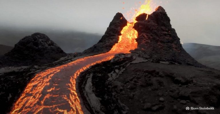 Geweldige beelden van een drone die bij een vuurspuwende vulkaan vliegt