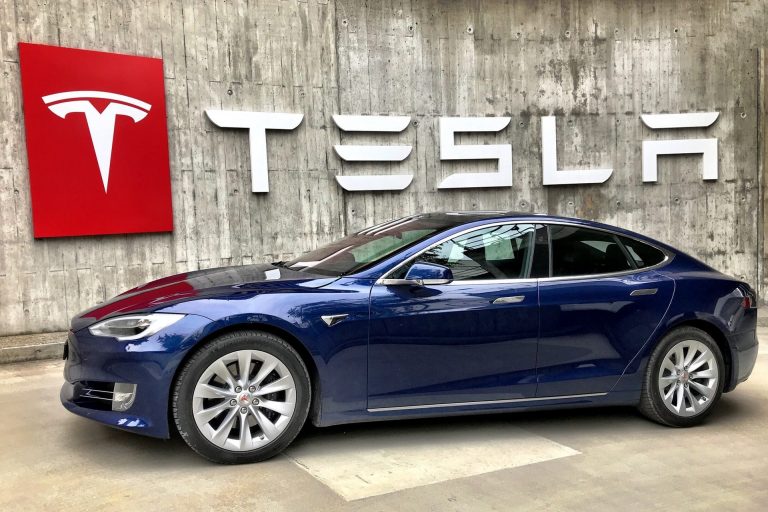Musk gaat los op Twitter: ‘Tesla crasht niet door autopilot’