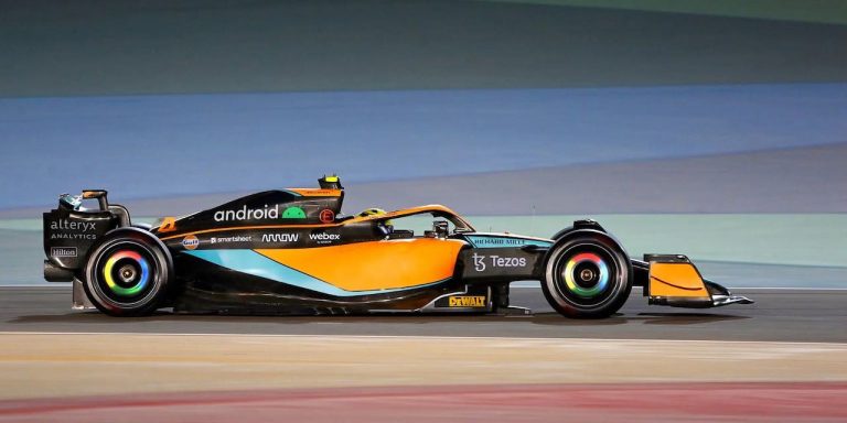 Als je goed kijkt zie je Google en Android op de McLaren F1-auto