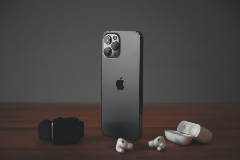 Twee Apple-apparaten opladen met één oplader